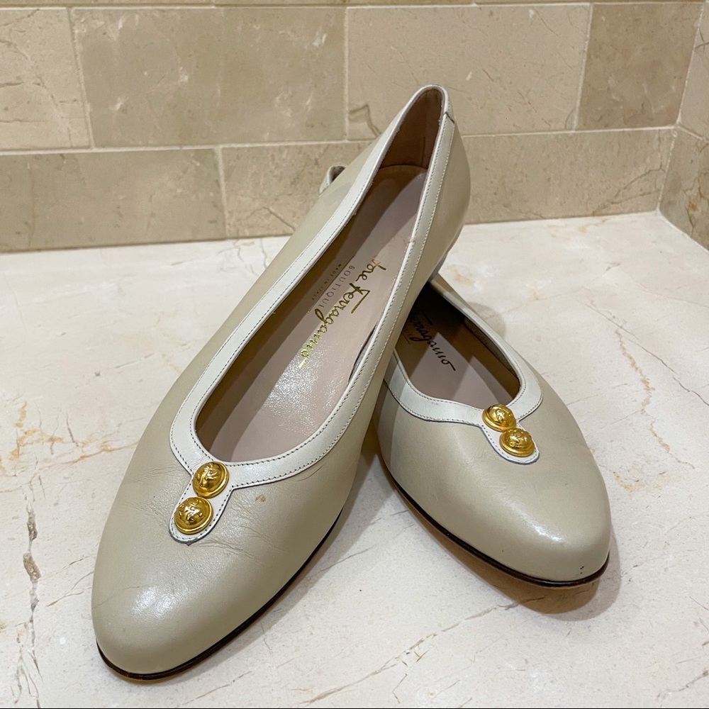 Vintage Salvador Ferragamo leather flats!
